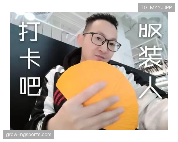 龚翔宇训练完随手啃个苹果，这自律程度真不是一般人能扛住的